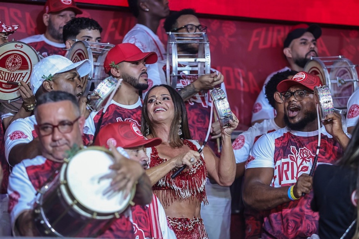 Viviane Araújo tocando seu tradicional tamborim