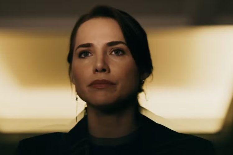 Adriana (Letícia Colin)