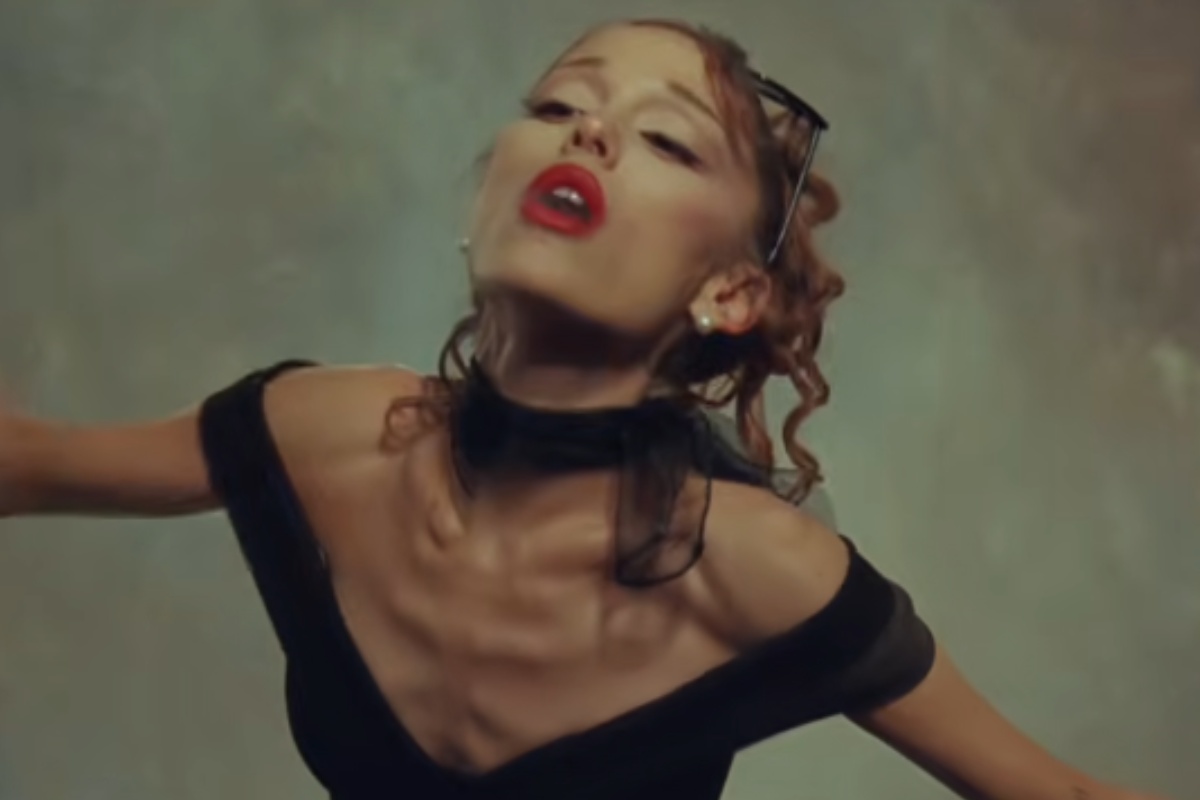 Ariana Grande apresentando magreza extrema no clipe de Petal