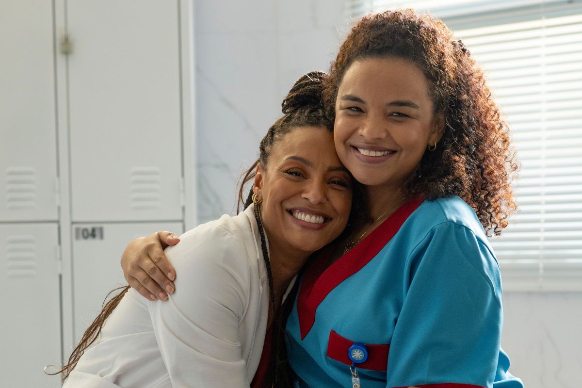 Bela (Sheron Menezzes) e Juli (Lucy Ramos) em Por Você