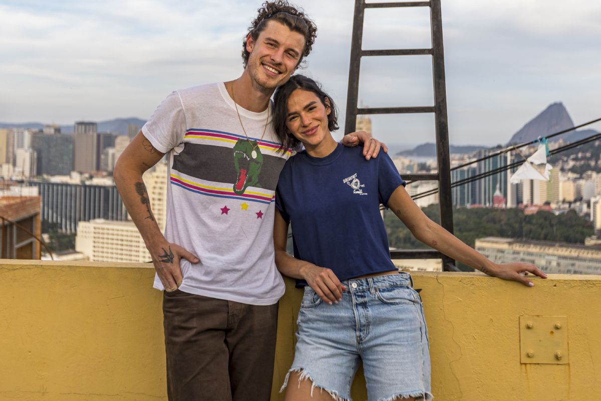 Bruna Marquezine visita Casa Amarela com Shawn Mendes