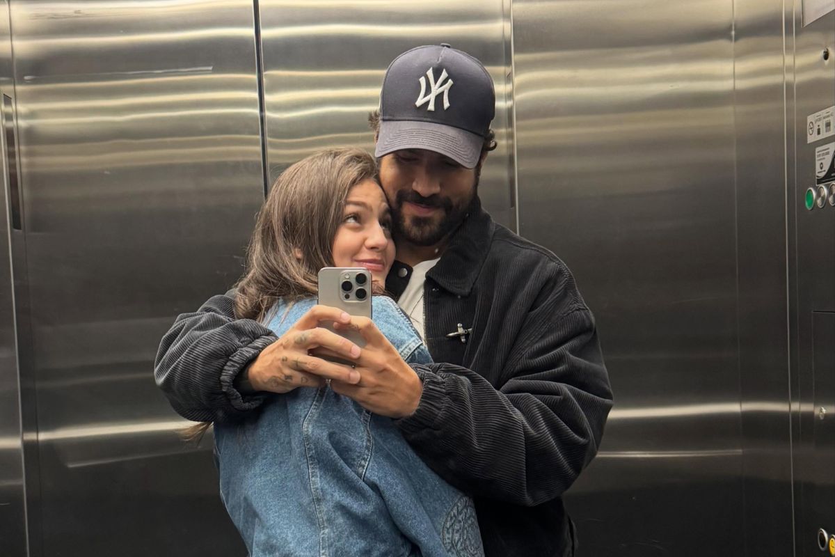 Caio Castro com a namorada