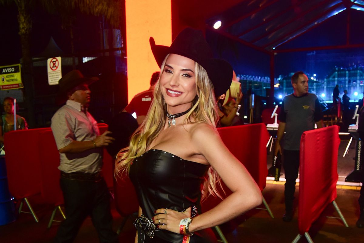 Gabi Martins brilha na Festa do Peão de Barretos com look deslumbrante