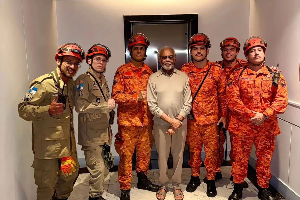 Gilberto Gil ao lado do Corpo de Bombeiros