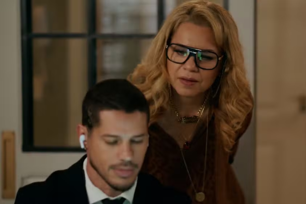 Pilar vê mensagem de Adriana no celular de Iuri