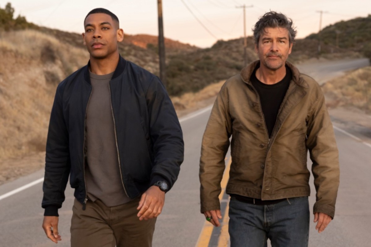 John Stewart (Aaron Pierre) e Lanterna Verde Hal Jordan (Kyle Chandler) na série "Lanternas"