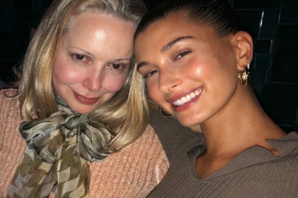 Hailey Bieber com a mãe Kennya Baldwin