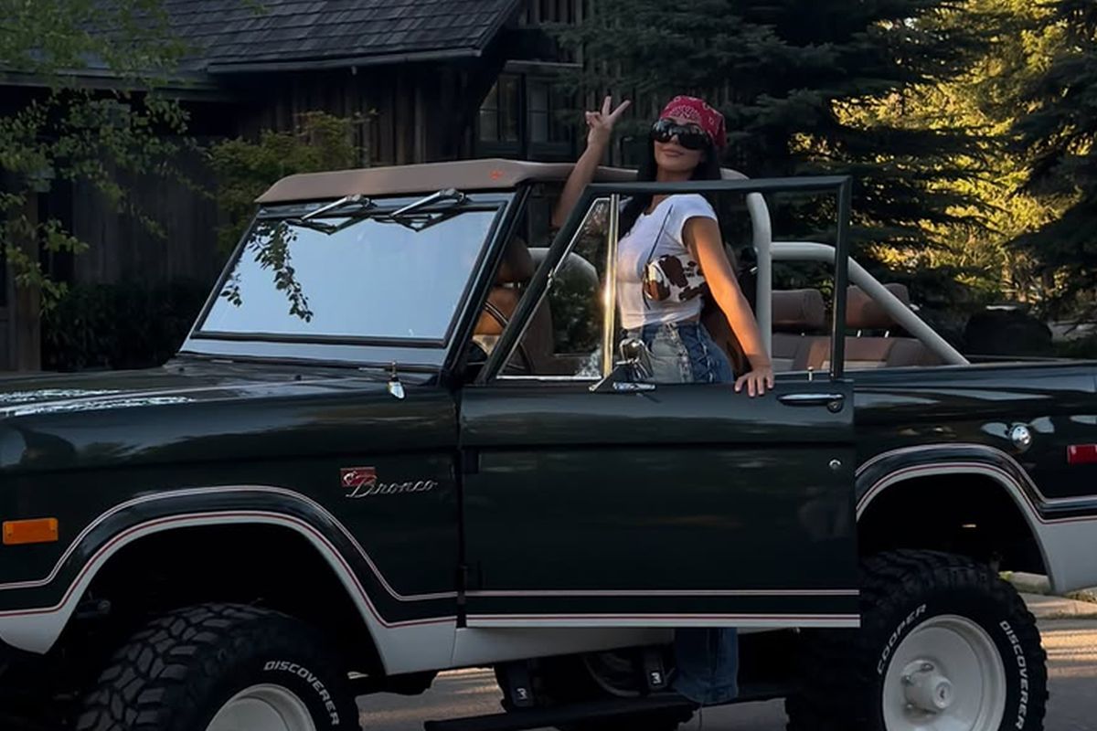 Kim Kardashian faz pose em carro antigo restaurado