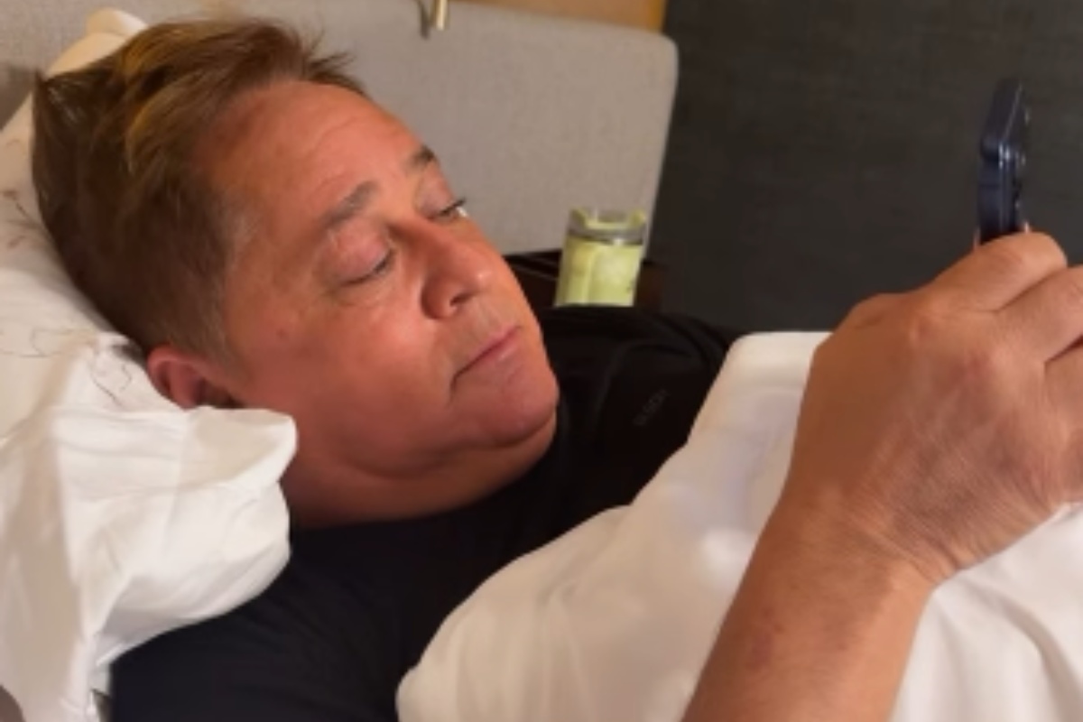 Leonardo fazendo pix na cama