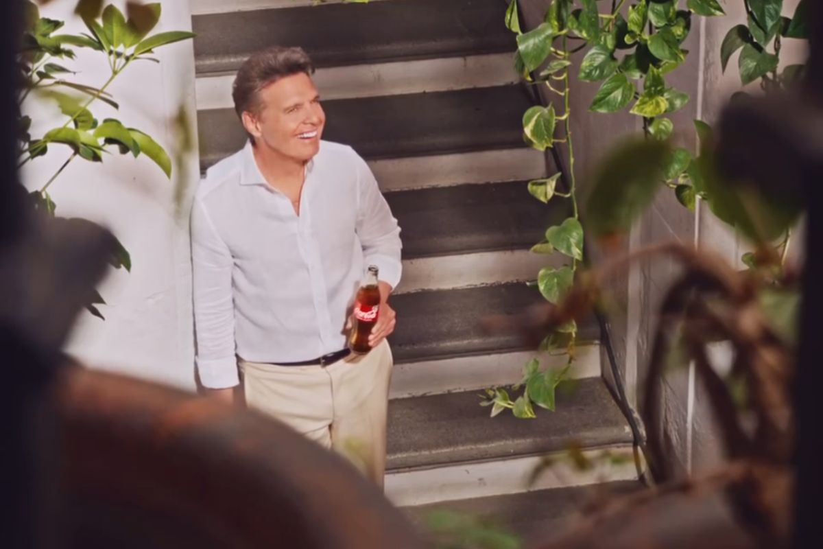 Luis Miguel em anúncio dos 100 anos da Coca-Cola