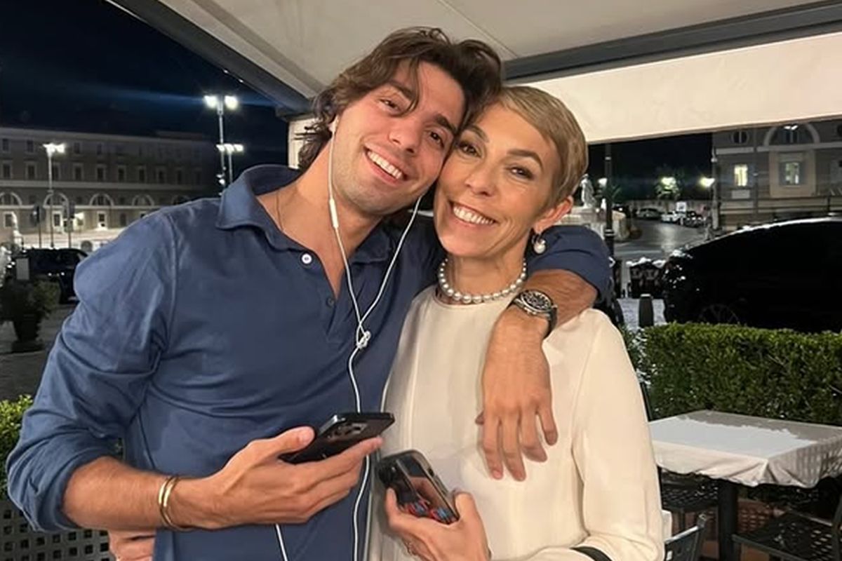 Mathilde Favier com o filho Carlo