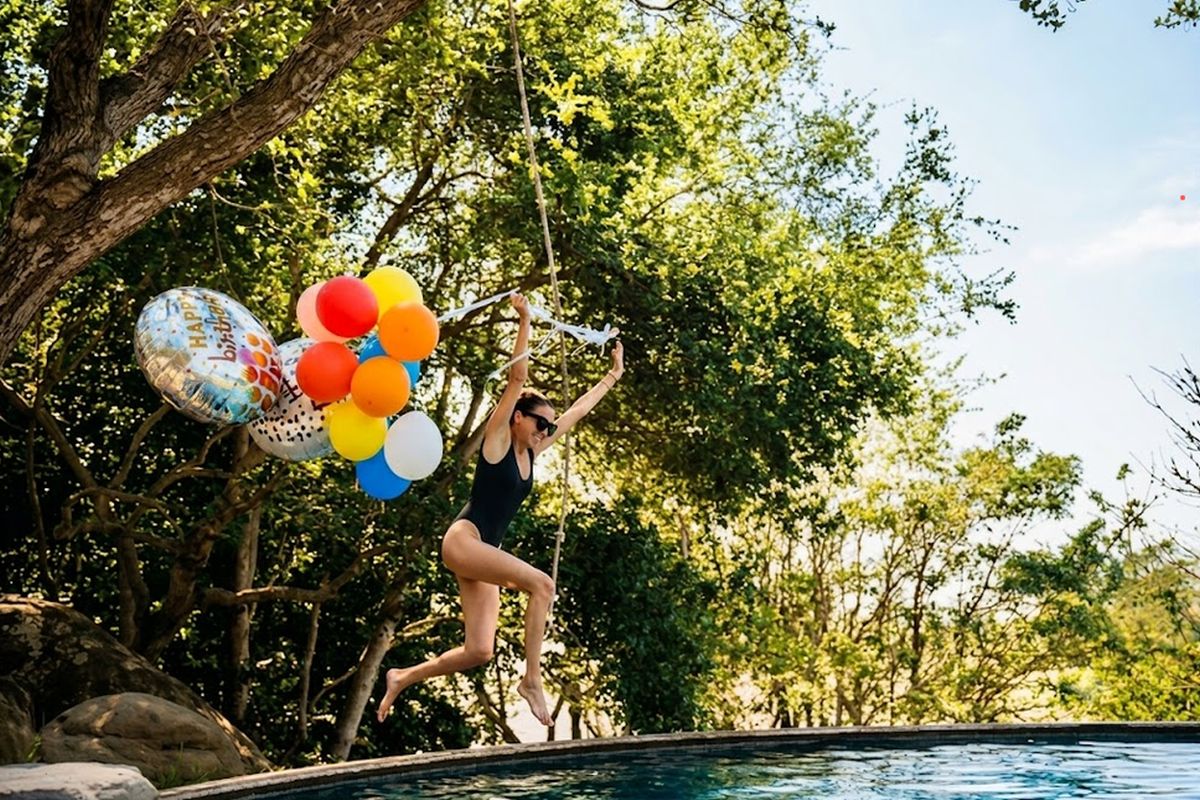 Meghan Markle pula na piscina