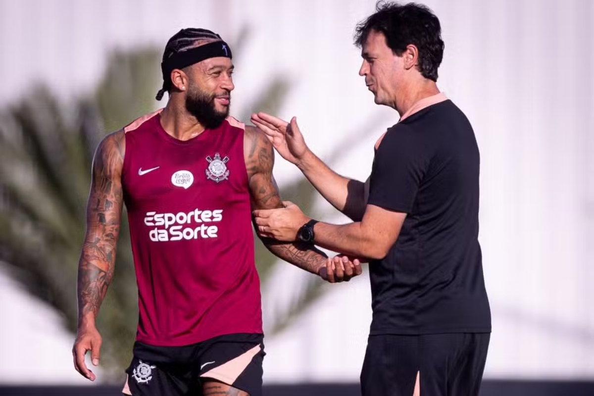 Fernando Diniz e Memphis Depay em treino do Corinthians