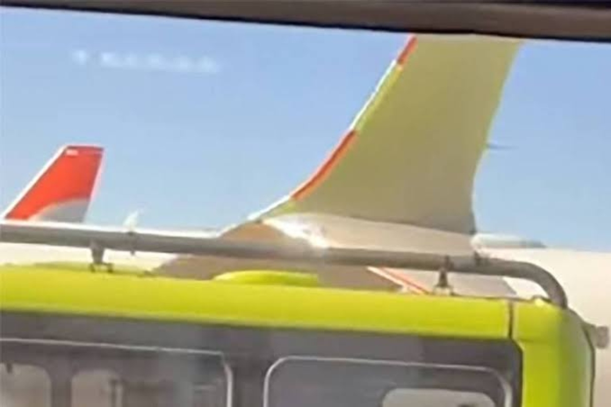 Ônibus bate em asa de avião