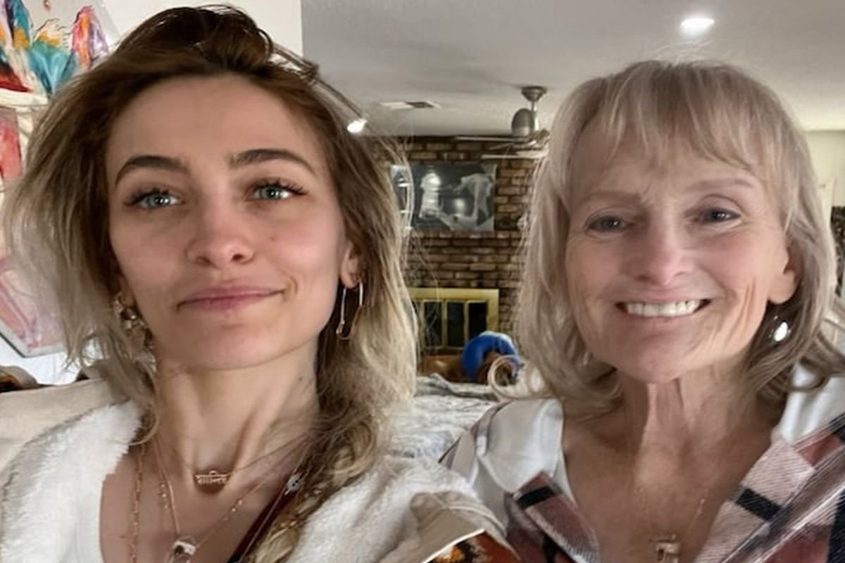 Paris Jackson com a mãe biológica Debbie Rowe