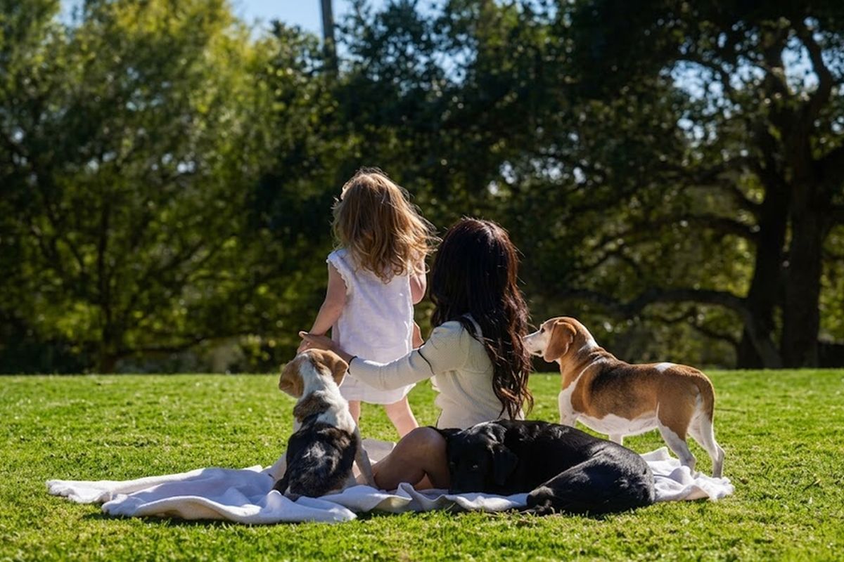 Meghan Markle com os pets e Lilibet