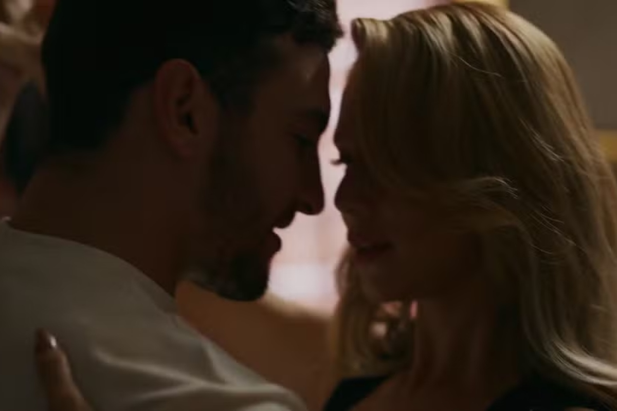 André e Dora se beijam novamente