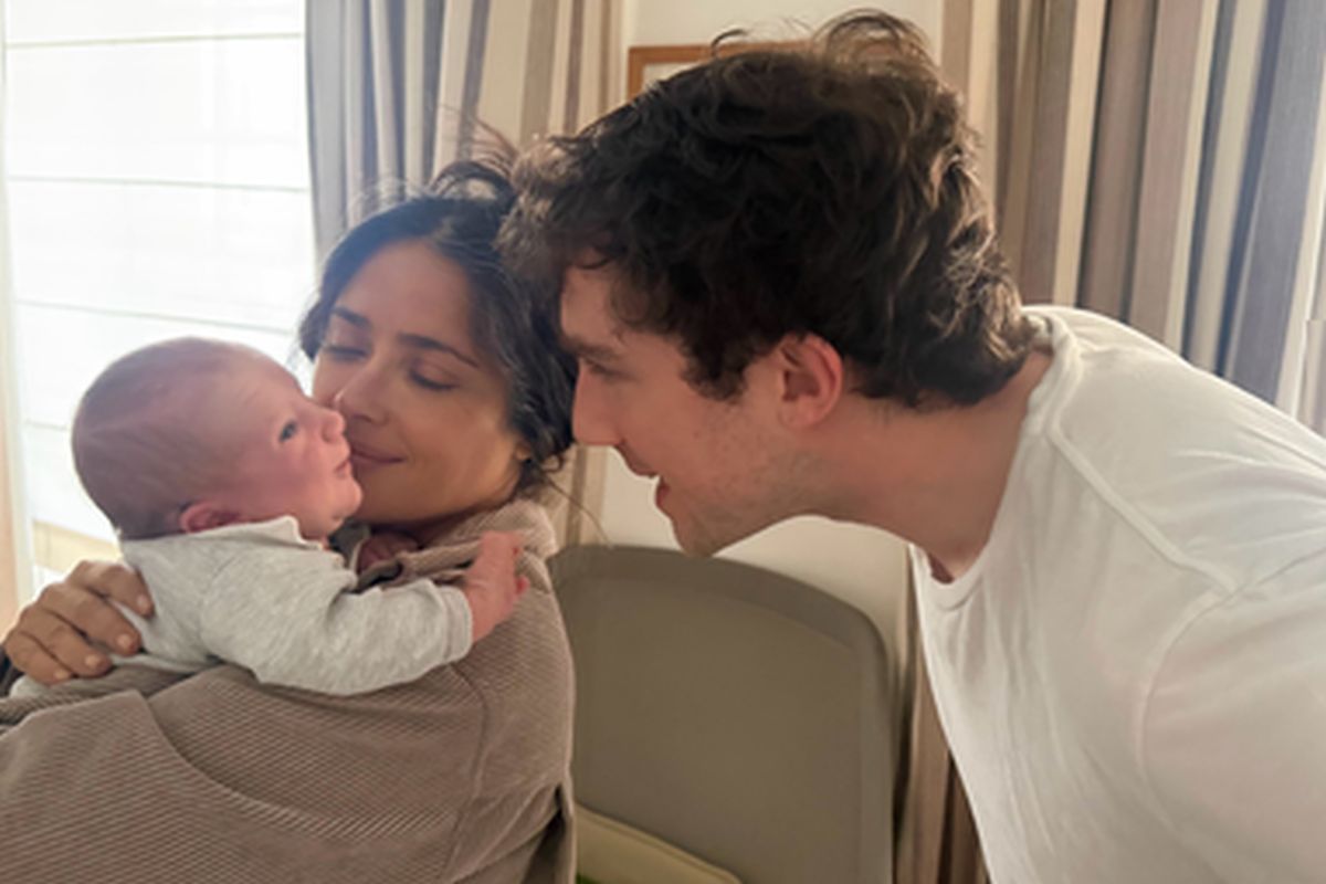 Salma Hayek com o neto no colo