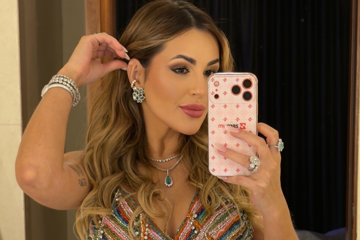 Selfie de Deolane Bezerra