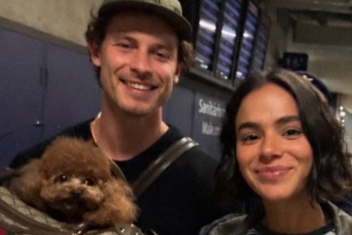 Shawn Mendes com pet de Bruna Marquezine no aeroporto