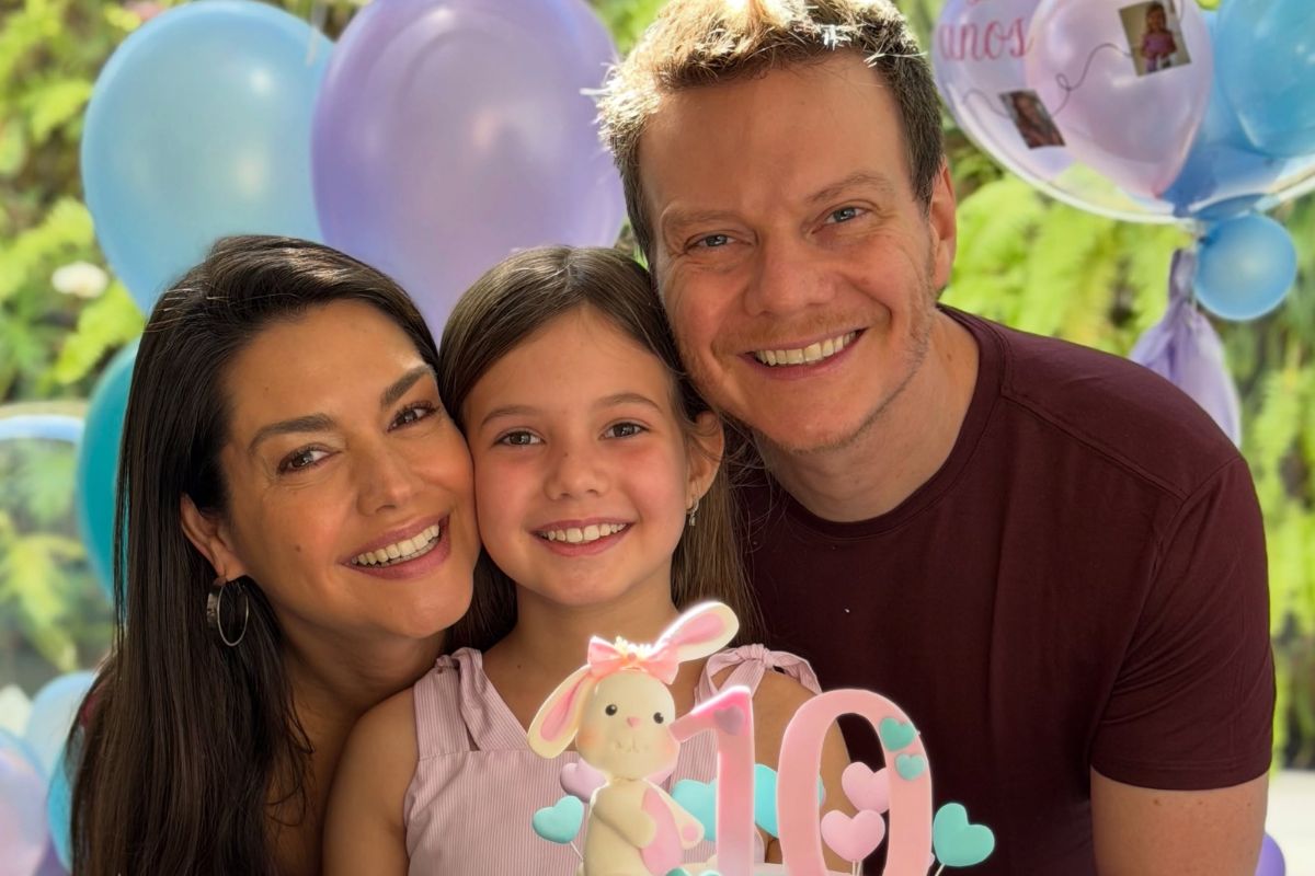 Thais Fersoza e Michel Teló com a filha