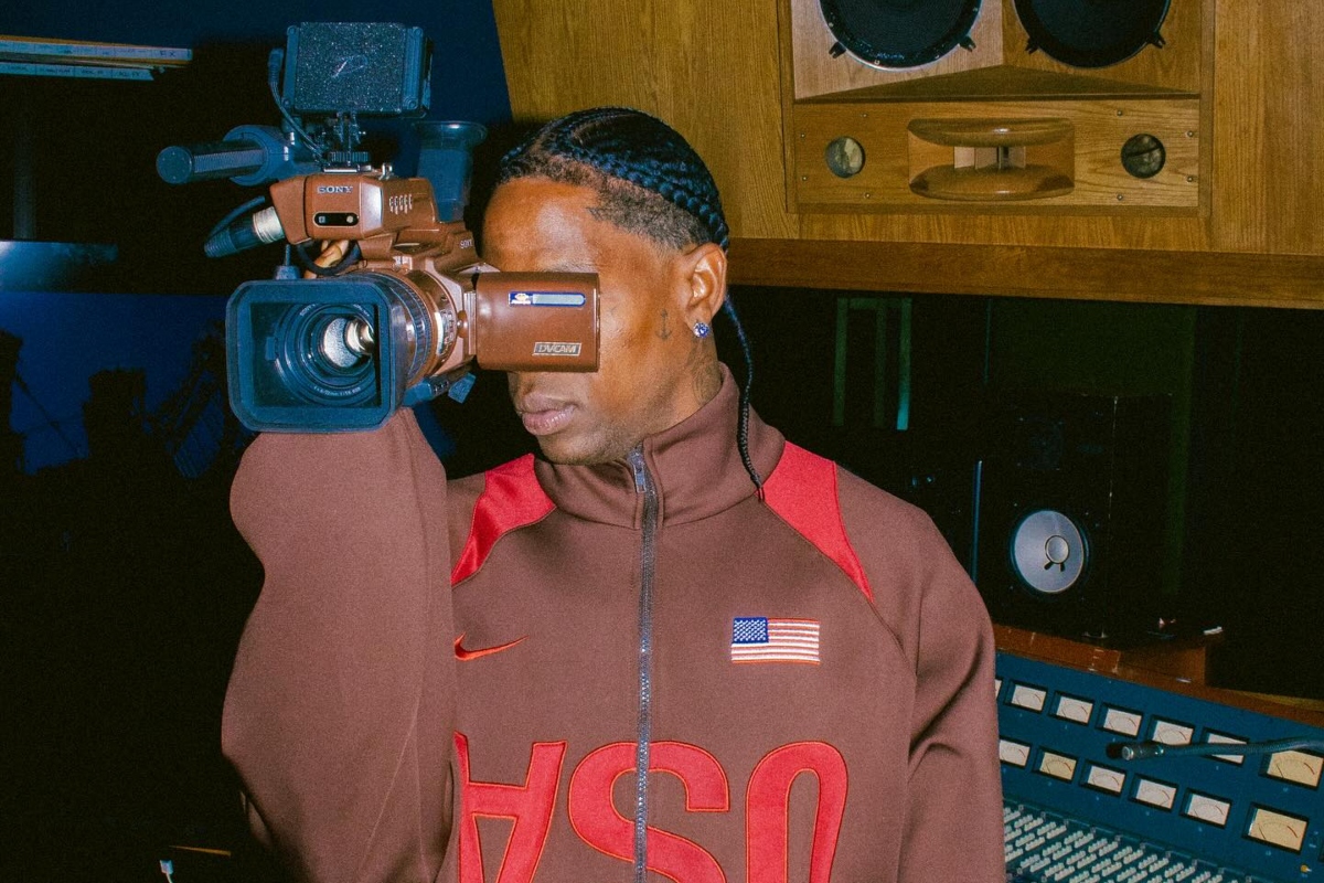 Travis Scott com uma câmera na mão / Reprodução / Instagram