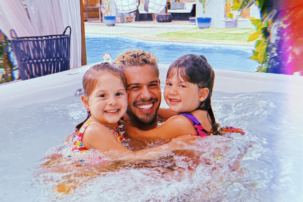 Zé Felipe com as filhas