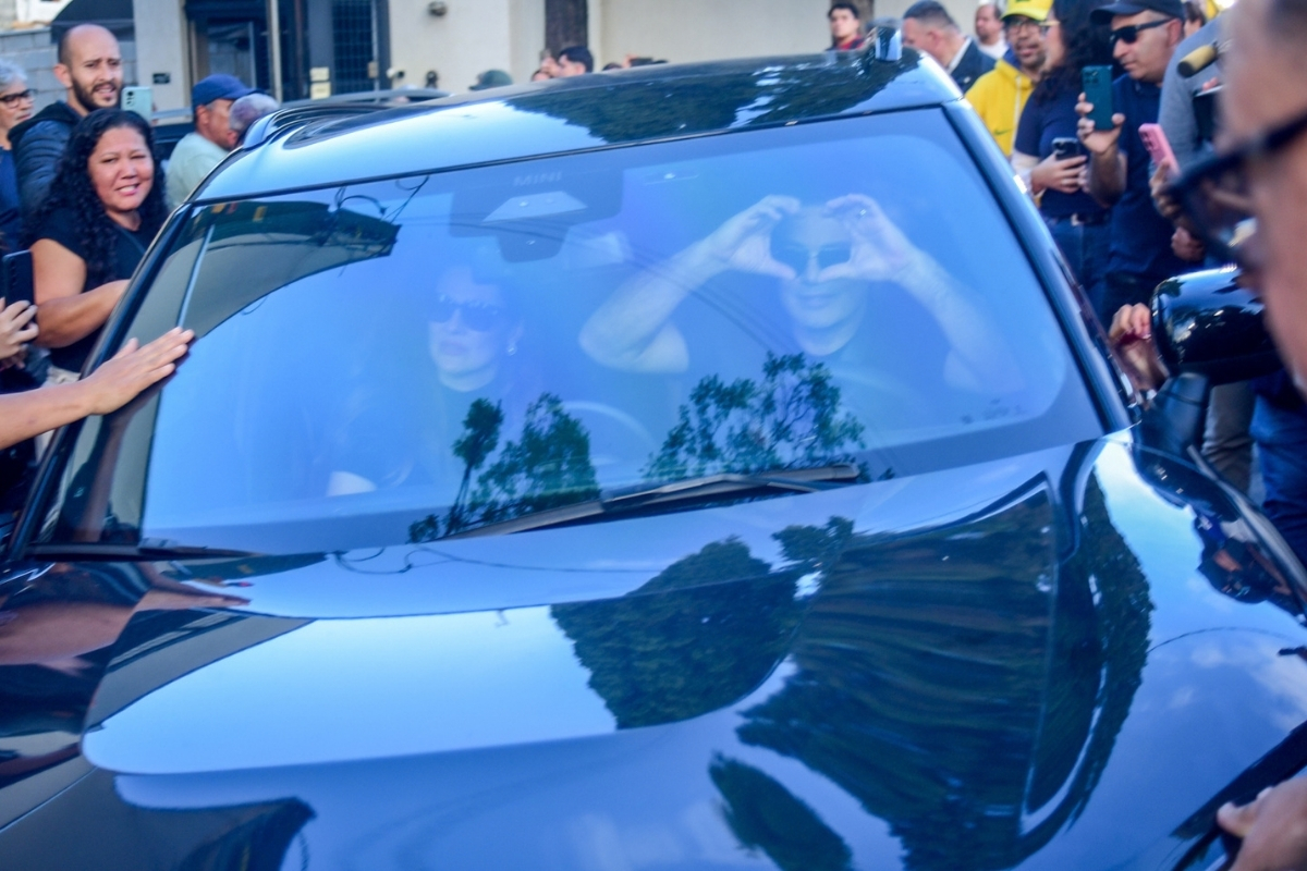 Renner acena para fãs ao sair do enterro de Rick