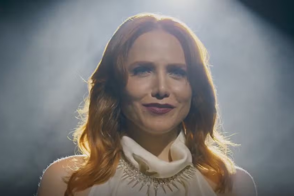 Adriana (Letícia Colin)