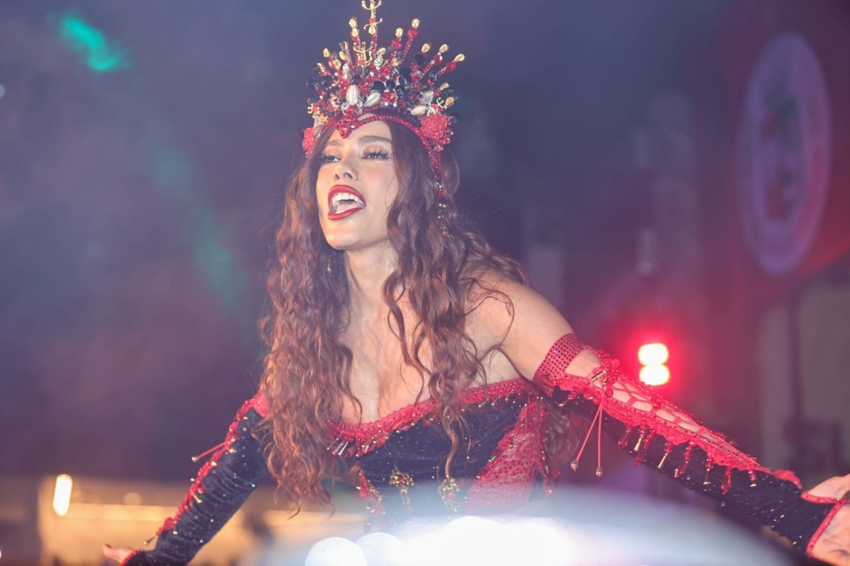 Anitta coroada rainha da bateria da Grande Rio