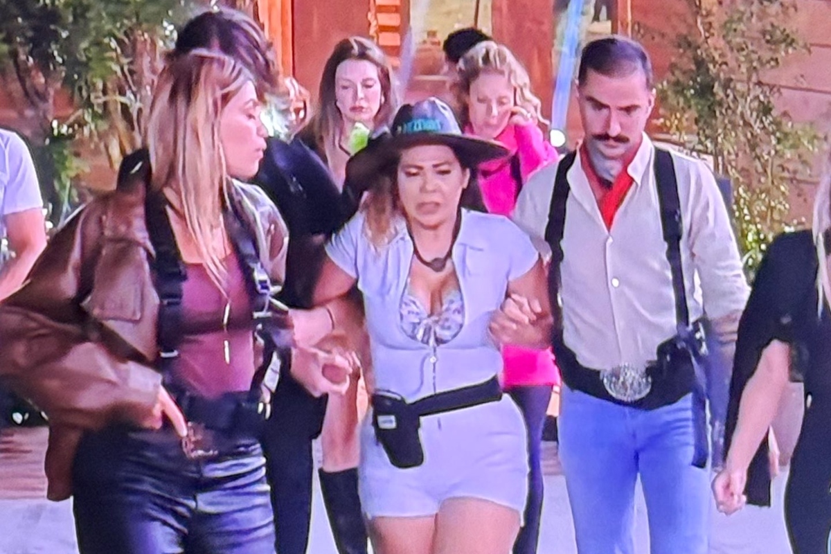Darlin amparada pelos peões