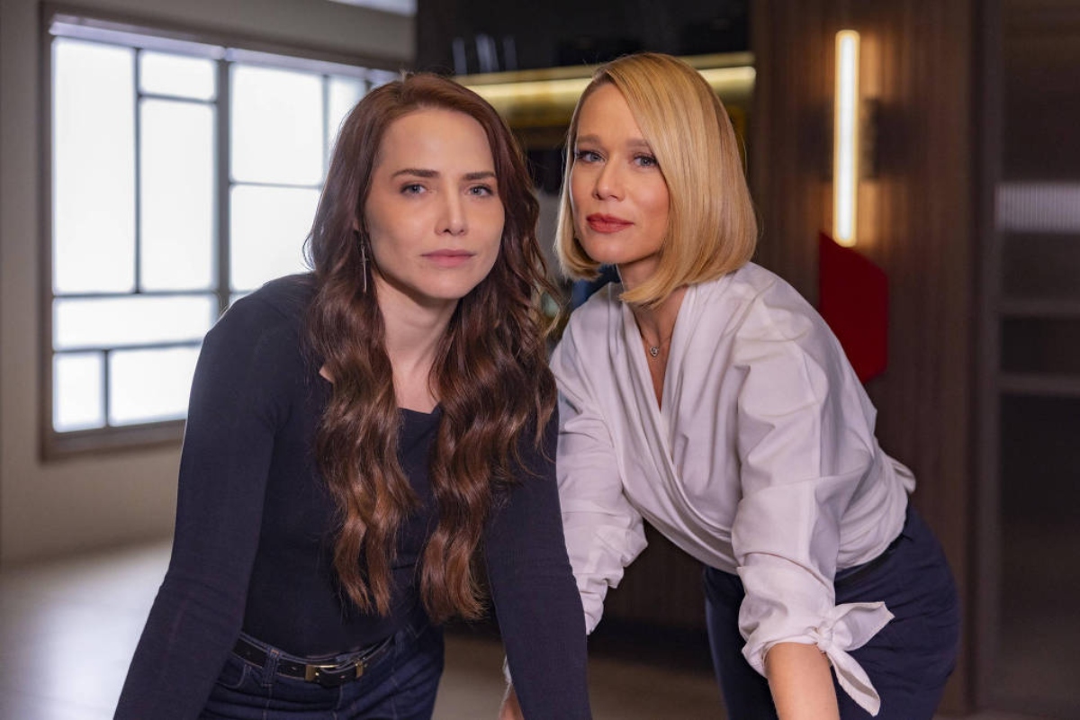 Adriana (Letícia Colin) e Dora (Mariana Ximenes) vira aliadas