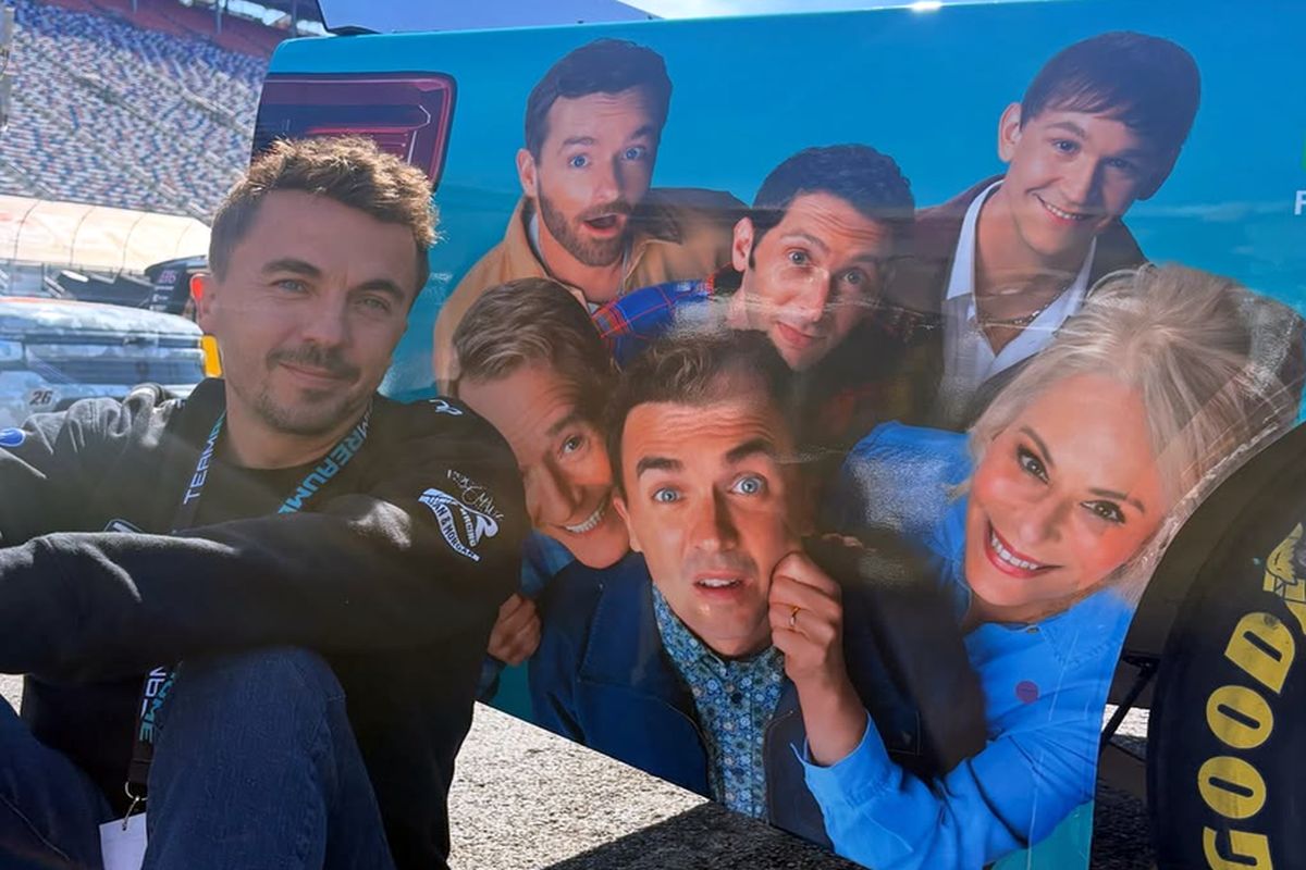 Frankie Muniz posa junto ao pôster de Malcolm in the middle