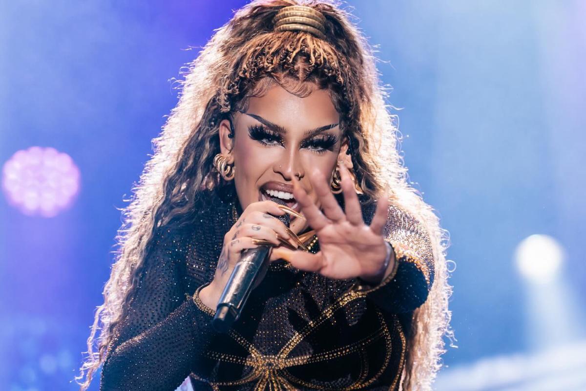 Gloria Groove cantando em show
