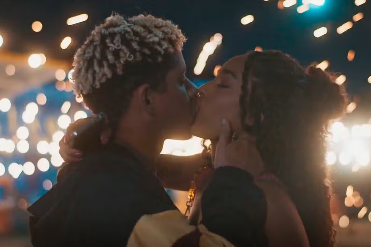 Peixe e Dalila se beijam