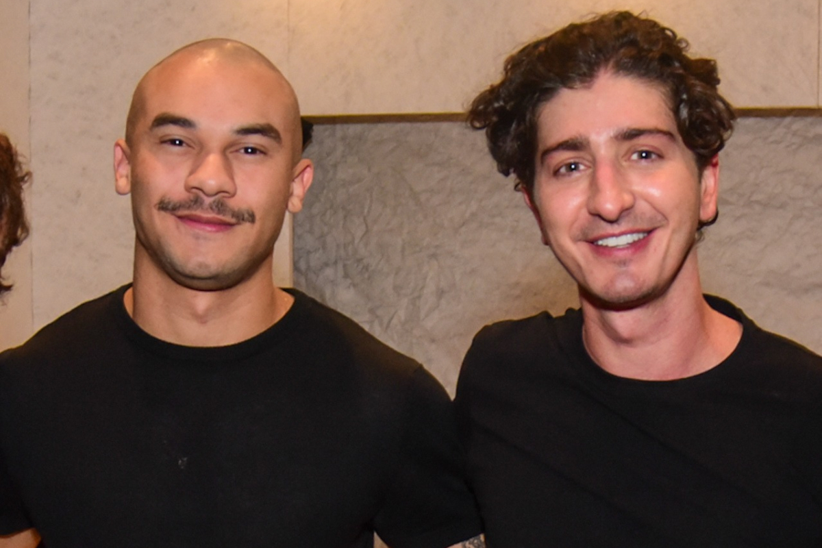 Johnny Massaro faz aparição raríssima com namorado Ulysses Moreira Costa na estreia do seu primeiro monólogo