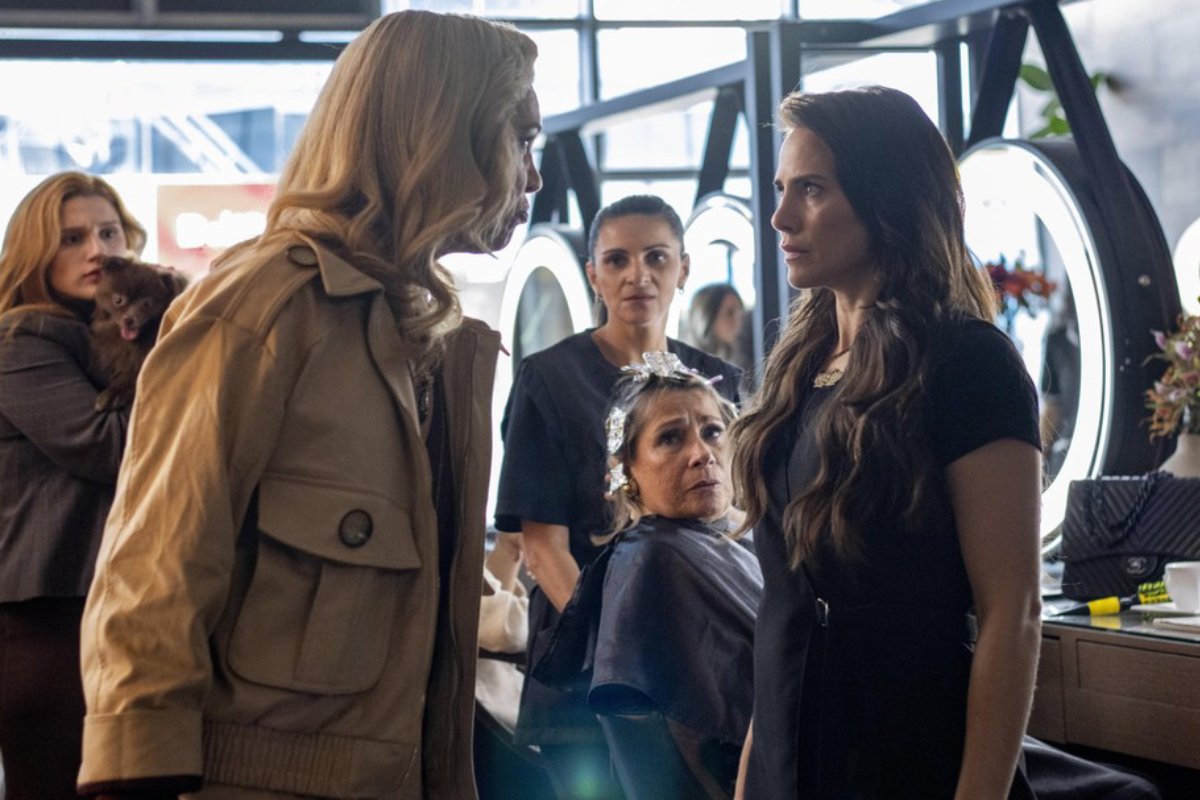 Adriana (Letícia Colin) e Pilar (Isabel Teixeira) se enfrentam em 'Quem Ama Cuida'