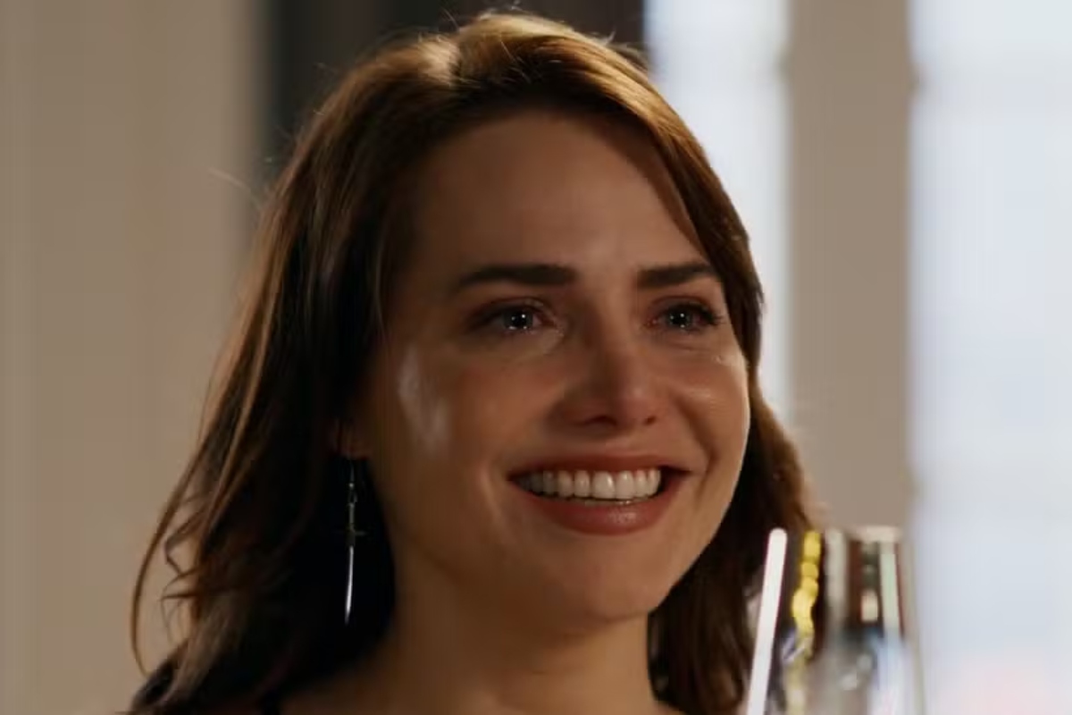 Adriana (Letícia Colin)