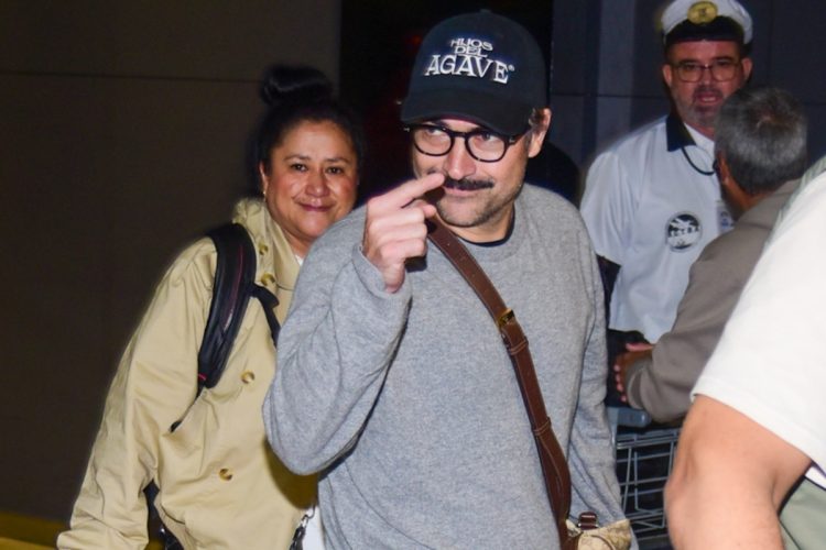 Alfonso Herrera chega ao Brasil