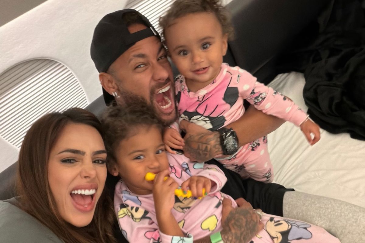 Bruna Biancardi e Neymar com as filhas