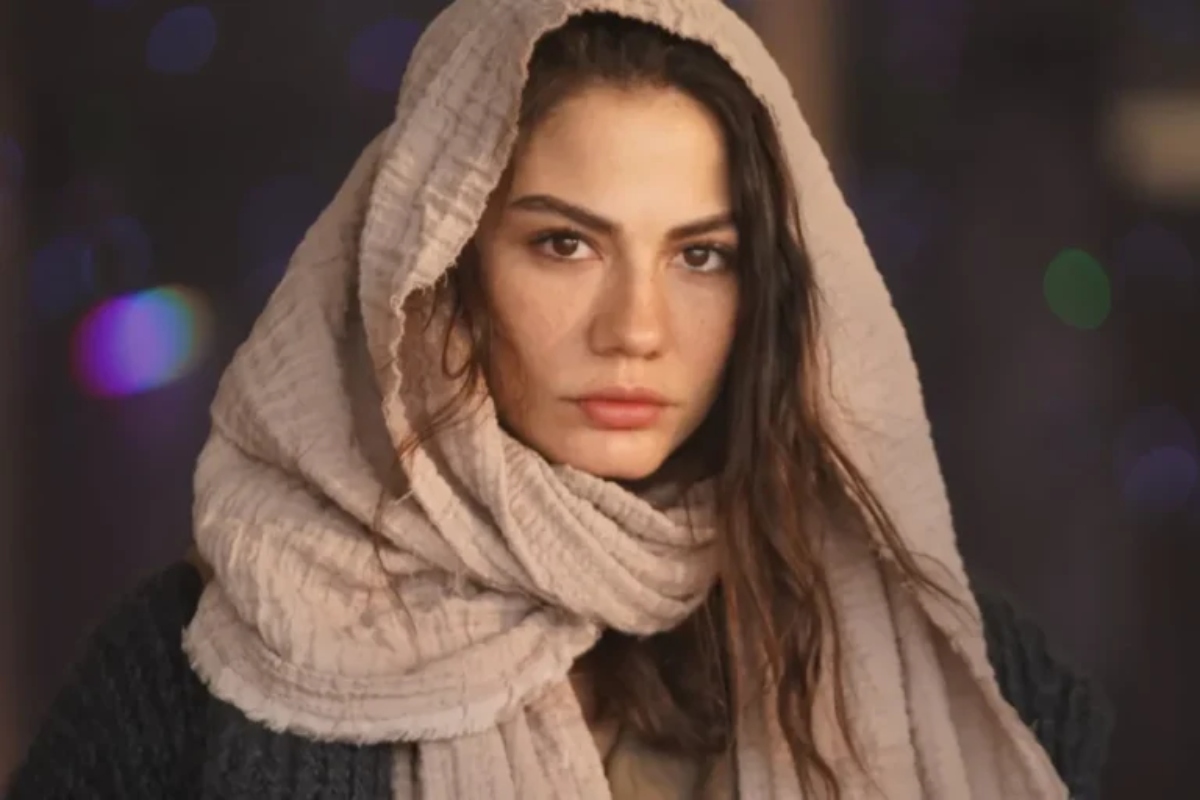 Atriz Demet Özdemir é resgatada após ficar ilhada em estúdio