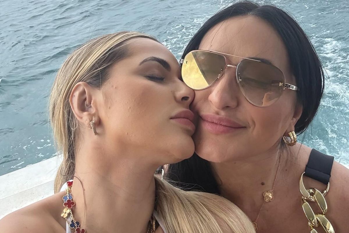 Deolane Bezerra com a mãe