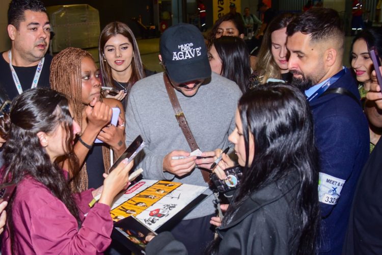 Alfonso Herrera desembarca em SP