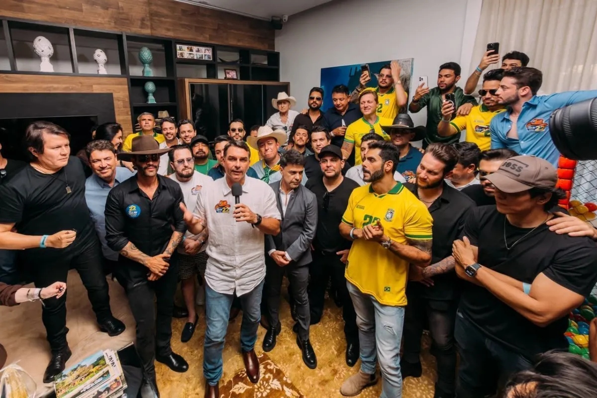 Flávio Bolsonaro se reúne com cantores sertanejos