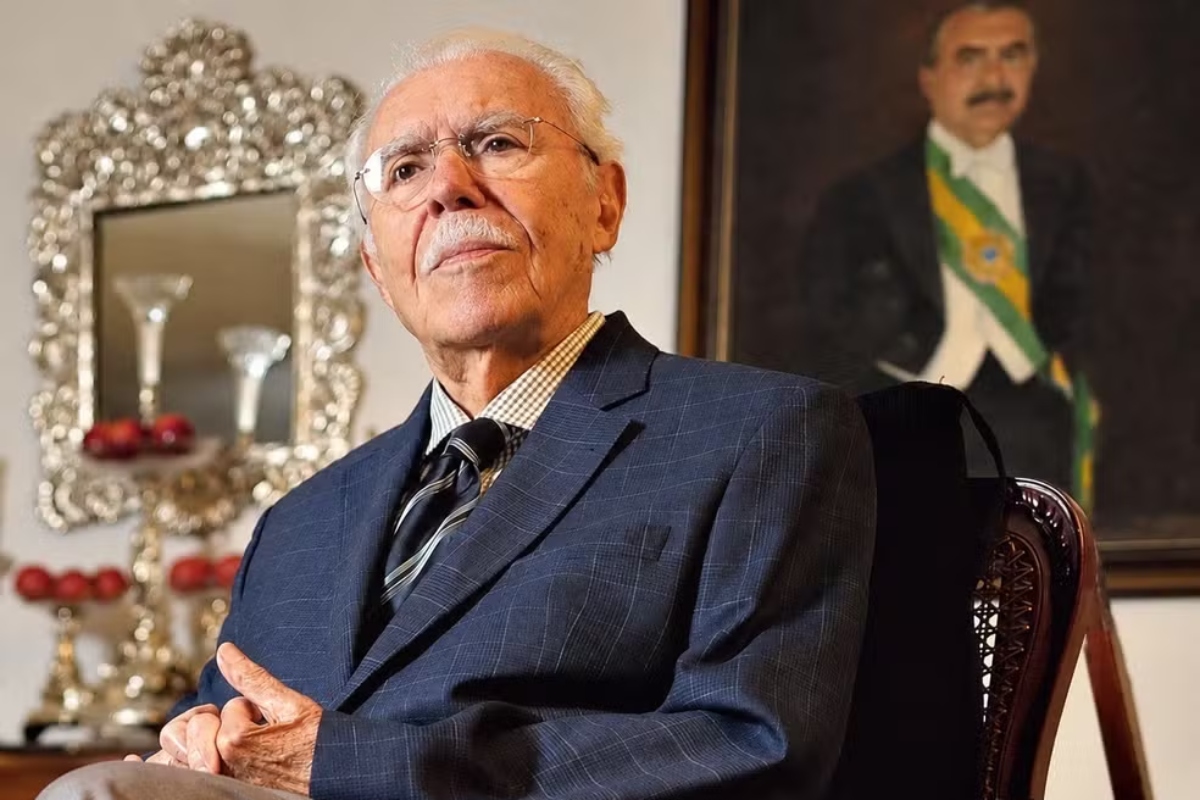 José Sarney recebe alta