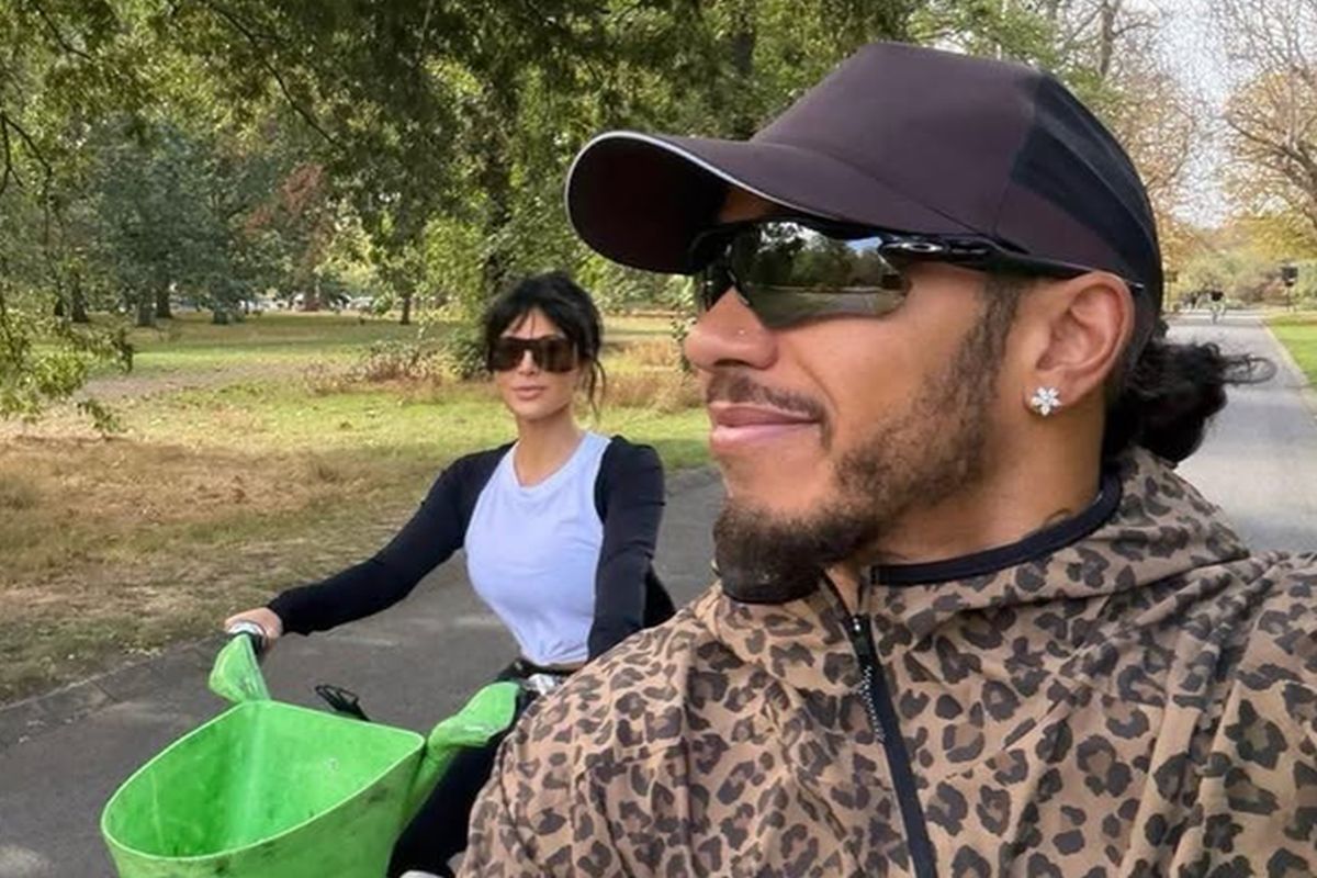 Kim Kardashian e Lewis Hamilton andando de bicicleta em parque