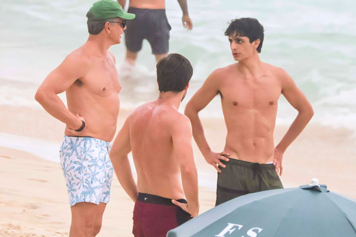 Márcio Garcia acompanha treino de futevôlei do filho na praia