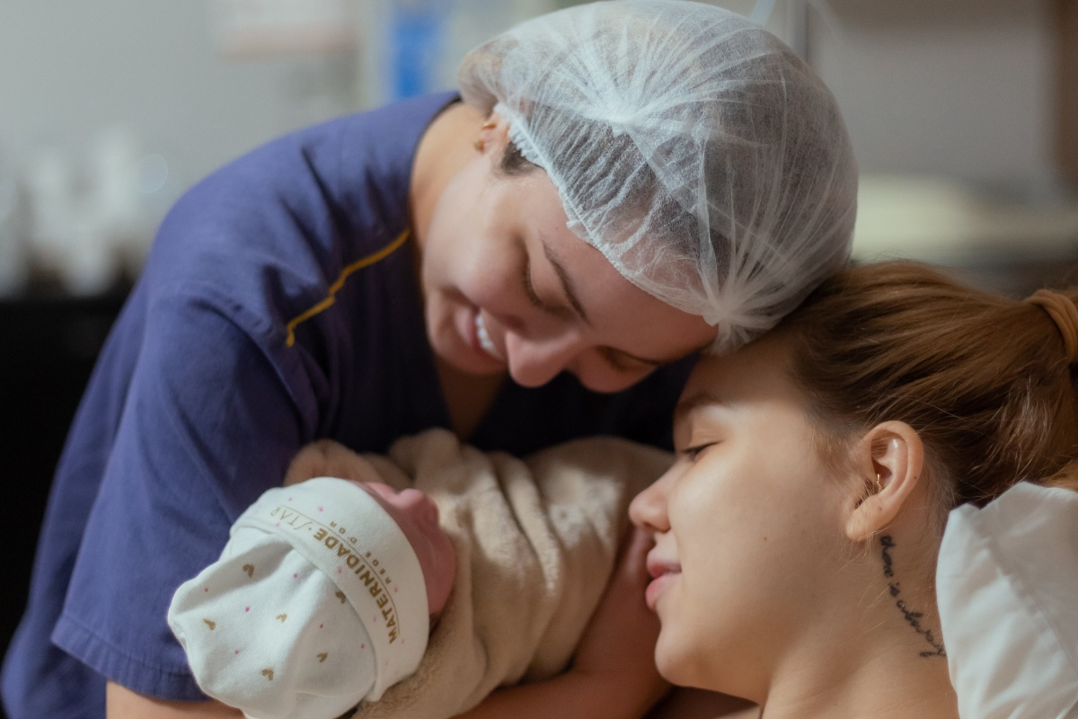 Mari Fernandez, Julia Ribeiro e o bebê