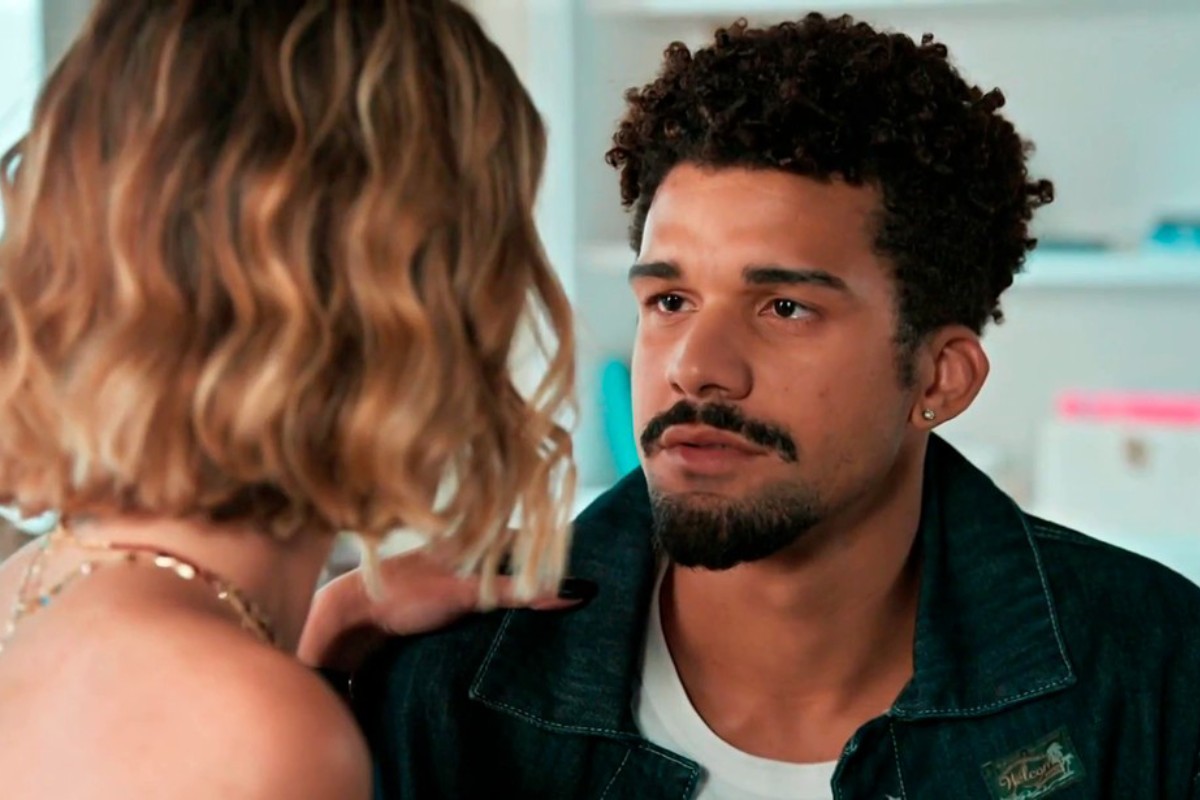 Vitor (Lucas Leto) termina com Leandra (Giovanna Grigio) após sofrer racismo de Vanessa em 'Por Você'
